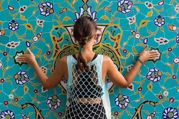 Mulher Travaler no Oriente Asiático Mesquita Cofre Fundo. Mulher caucasiana em pé na cúpula do templo de cerâmica islâmica. Mosaico Arco Histórico Marco . — Fotografia de Stock