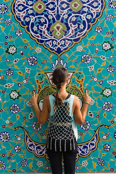 Kobieta Travaler na tle Vault Meczet Azji Wschodniej. Kaukaski kobieta stojąc w Islamskiej Ornament ceramiczny kopułę świątyni. Mozaika Arch Landmark historyczne. — Zdjęcie stockowe