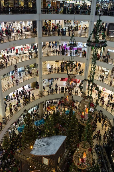 MALASIA, KUALA LUMPUR, 02 de diciembre de 2017: Tiendas de personas en el centro comercial Delta City, circa. —  Fotos de Stock