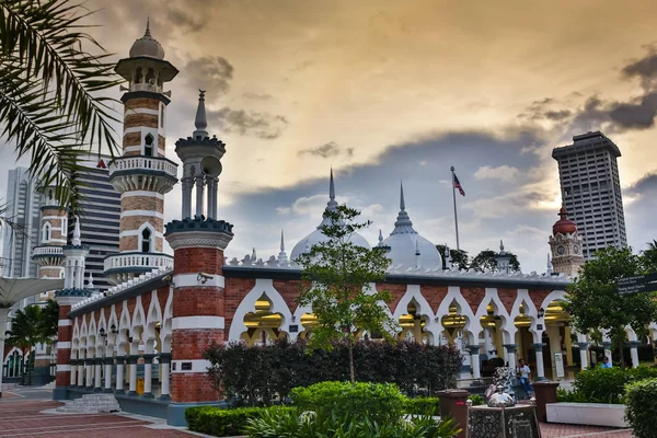 Mesquita histórica, Masjid Jamek em Kuala Lumpur, Malásia ao pôr-do-sol — Fotografia de Stock