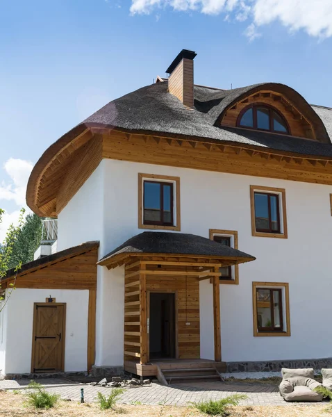 Hus gjort av hö, med tak av vass — Stockfoto