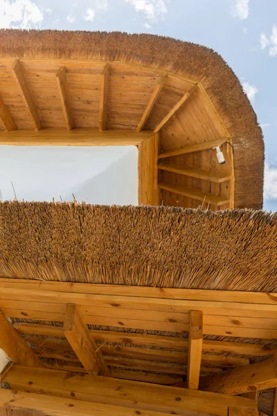 Granero de heno del sur del Tirol con techo de paja, Italia —  Fotos de Stock