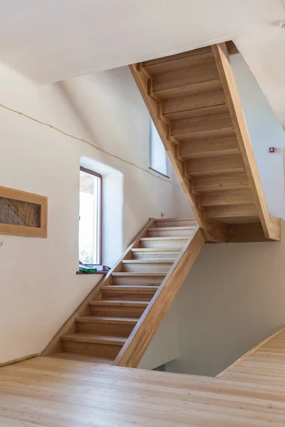 Escalera de madera sin barandilla de madera laminada — Foto de Stock