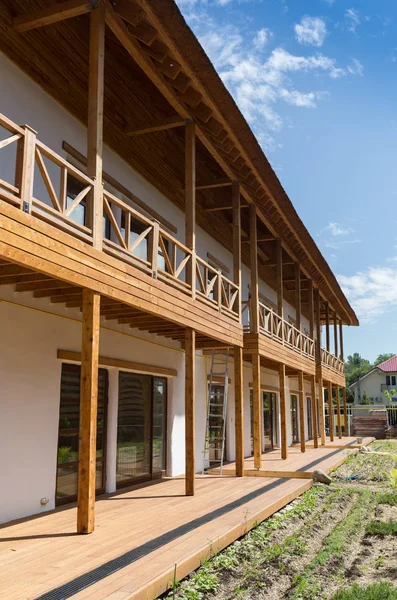 Arquitectura moderna de estilo alpino de madera con balcón y listones de madera barnizados, tejas y maderas — Foto de Stock