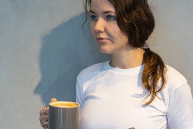 elinde kupa mutlu esmer portresi