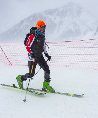 Almaty Kazakistan - 03 Şubat 2019: Kışın dağlarda Alipine yarış yarışma sırasında kimliği belirsiz skitour bir kar fırtınası yoluyla çalışır. 02 Şubat 2019.