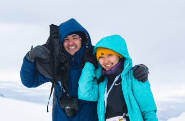 Almaty Kazakistan - 03 Şubat 2019: kar kar fırtınası sırasında belgili tanımlık kış dağlarda Alpin yarış yarışma sırasında bilinmeyen bir çift portresi. 02 Şubat 2019