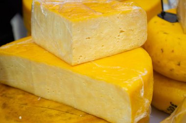 Kırsal ahşap masa üzerinde çeşitli peynir türleri.