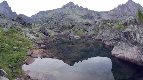 Cinemagraph. Estate natura montagna foresta lago paesaggio, time-lapse . — Video Stock