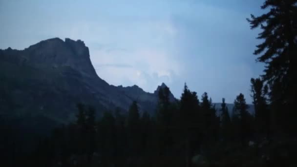 Национальный природный парк "Тре Крунур" в Альпах. Природа Италии: молнии и штормы . — стоковое видео