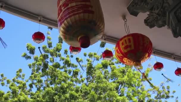 Kinesiska nyåret lyktor i Chinatown. Förfädersdyrkan på kinesiska nyåret och brinnande papper guld. — Stockvideo