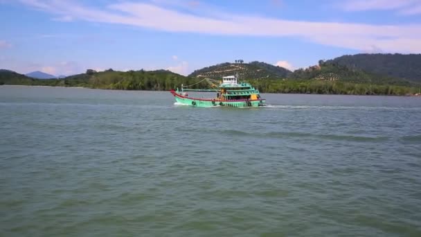 Um barco de pesca comercial no horizonte à distância . — Vídeo de Stock