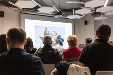 Sözcü, iş konferansında konferans salonunda konuşma yapacak. Konferans salonundaki izleyiciler. İş ve Girişimcilik kavramı.