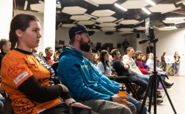 Almatı, Kazakistan - 11 Aralık 2018: Spor takvimi üzerinde 11 Aralık 2018 sunuya bir konferansta Almatı'gelecek yıl için çok kimliği belirsiz kişi geldi.