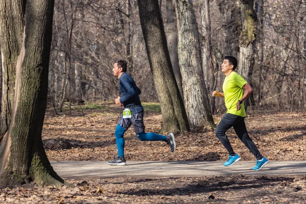 АЛМАТИ КАЗАХСТАН - 16 марта 2019 года: Неизвестный бежит через рощу во время весеннего марафона в городе Алматы, в роще имени Баума 16 марта . — стоковое фото
