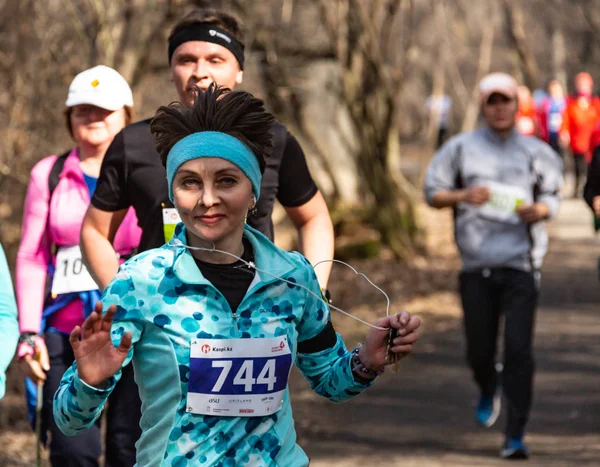 Almaty Kazachstan - 16 marca 2019: gęste Grupa niezidentyfikowanych mężczyzn i kobiet przebiega przez gaj maratonu wiosna w mieście Almaty, Grove, nazwany na cześć Baum 16 marca. — Zdjęcie stockowe