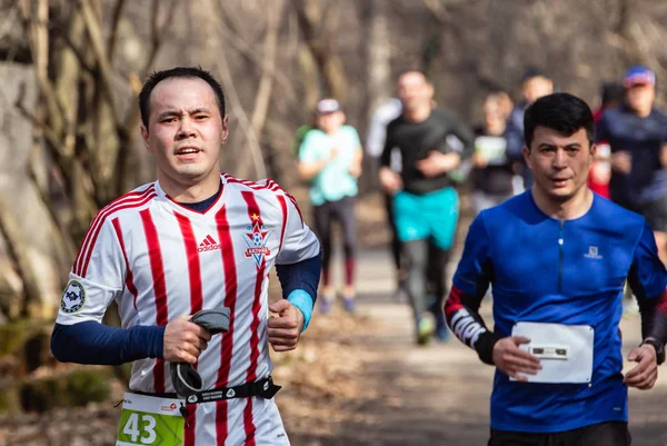 Almaty Kazachstan - 16 marca 2019: gęste Grupa niezidentyfikowanych mężczyzn i kobiet przebiega przez gaj maratonu wiosna w mieście Almaty, Grove, nazwany na cześć Baum 16 marca. — Zdjęcie stockowe