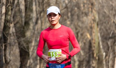 Almatı, Kazakistan - 16 Mart 2019: güzel bir genç tanımlanamayan kız Baum sonra 16 Mart adında bir Grove Almatı şehir bahar maraton sırasında ormanın içinden çalışır