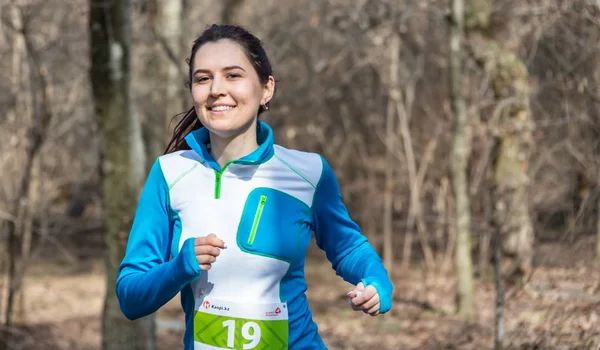 Ałma Ata, Kazachstan - 16 marca 2019: piękna dziewczyna niezidentyfikowane biegnie przez las maratonu wiosna w mieście Almaty, Grove, nazwany na cześć Baum 16 marca — Zdjęcie stockowe