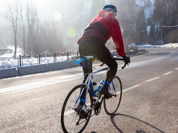 Професійний дорожній велосипедист в дії на світанку дня — стокове фото