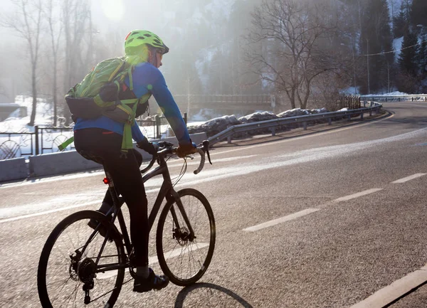 Corridore professionista di bici da strada in azione all'alba della giornata — Foto Stock