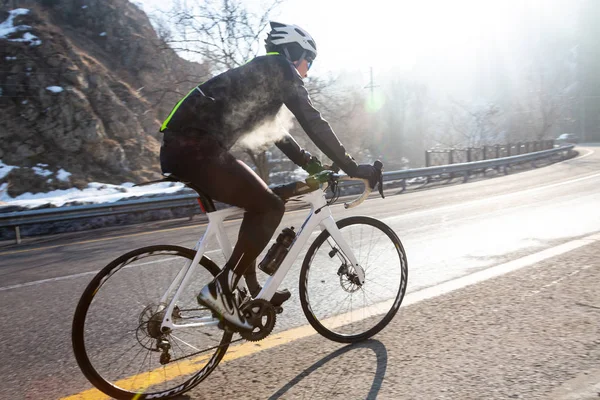 Професійний дорожній велосипедист в дії на світанку дня — стокове фото