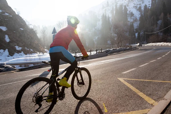 Corredor de bicicletas de carretera profesional en acción al amanecer del día Fotos de stock libres de derechos