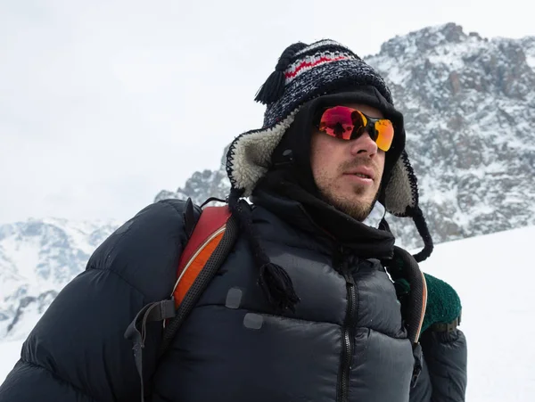 Deportes extremos de invierno: el escalador alcanza la cima de un pico nevado en los Alpes. Conceptos: determinación, éxito, fuerza . — Foto de Stock