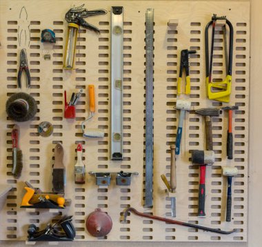 Vintage marangozluk toplama araçları üzerinde eski bir tezgah: ağaç işleme, işçilik ve işlemeli kavramı, düz yatıyordu