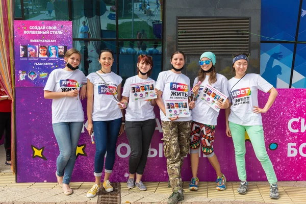 ALMATY, KAZAKHSTAN - 10 de junio de 2018: maquilladoras desconocidas antes del concurso. en el festival de Yarkokros cerca del estadio Almaty Arena el 10 de junio, domingo en la ciudad de Almaty . — Foto de Stock