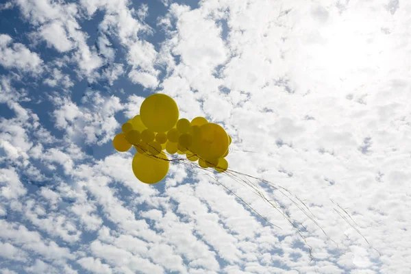 Různobarevné balónky a konfety v městě festival — Stock fotografie
