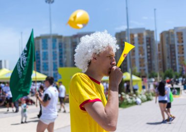 Almatı, Kazakistan - 10 Haziran 2018: 10 Haziran, Pazar Almatı şehir'Yarkokros parti Almatı Arena stadyum yakınında gülümsüyor parlak boya ile serpilir bilinmeyen bir adam.