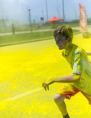 Almatı, Kazakistan - 10 Haziran 2018: tanımlanamayan çocuk parlak boya ile serpilir Almatı Arena stadyum yakınında Yarkokros parti üzerinde 10 Haziran, Pazar Almatı şehir gülüyorsun.