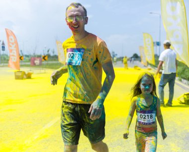 Almatı, Kazakistan - 10 Haziran 2018: bilinmeyen aile birlikte parlak boya ile serpilir gülümseyen Almatı Arena stadyum yakınında Yarkokros partide 10 Haziran, Pazar Almatı şehir.