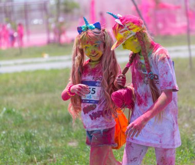 Almatı, Kazakistan - 10 Haziran 2018: tanımlanamayan çocuk parlak boya ile serpilir Almatı Arena stadyum yakınında Yarkokros parti üzerinde 10 Haziran, Pazar Almatı şehir gülüyorsun.