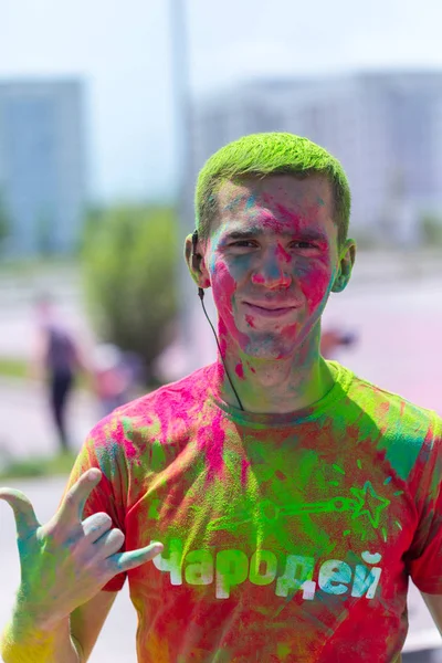 ALMATY, KAZAKHSTAN - JUNE 10, 2018: Unknown man sprinkled with bright paint smiles at Yarkokros party near the Almaty Arena stadium on June 10, Sunday in the city of Almaty. — Stock Photo, Image