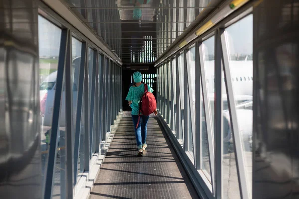 Ung kvinna i ombordstigning bron på flygplatsen — Stockfoto