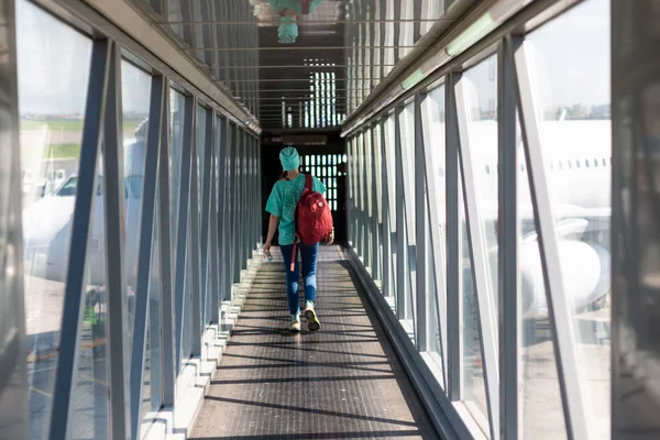 Jovem na ponte de embarque no aeroporto — Fotografia de Stock