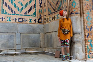 turist kız Semerkant, Özbekistan manzaraları üzerinde yürüyor