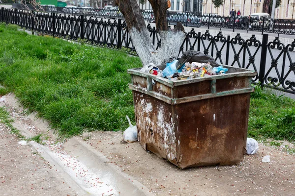 Basureros llenos de basura en Taskent — Foto de Stock