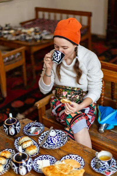 Tea drinking in the Asian style In Buhara — Stock Photo, Image