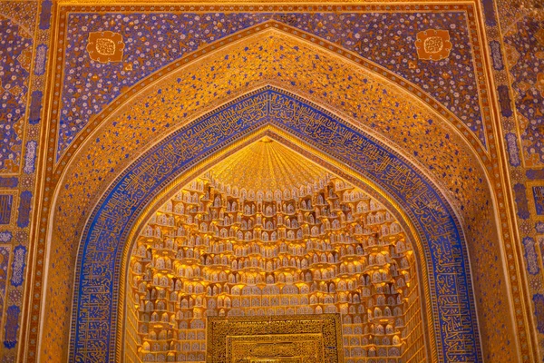 Vista interna da Mesquita Al-Aqsa, Jerusalém. Construído em 691, onde o Profeta Mohamed subiu ao céu em um anjo — Fotografia de Stock