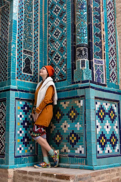 観光客の女の子はサマルマンド、ウズベキスタンの観光スポットを歩きます — ストック写真