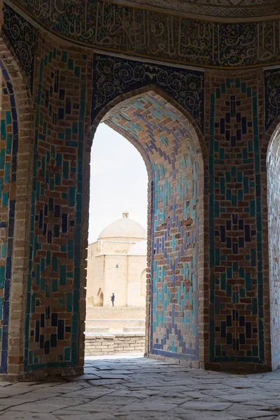 ウズベキスタンのサマルカンドにある記念碑、ネクロポリス、シャー・イ・ジンダの墓への入り口と開いたドアの対称的な装飾装飾 — ストック写真