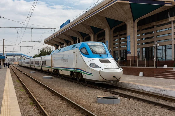 Bukhara, Uzbequistão: Trem afrosiyob de alta velocidade e estação ferroviária. 24 de março de 2019 — Fotografia de Stock