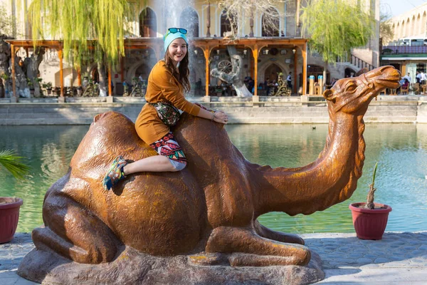 ラクダブハラ、ウズベキスタンの像で狂気の自分撮りを取る幸せな女の子 — ストック写真