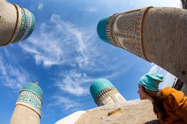 モスクチェクミナールの屋根の上の女の子 - 4つのミナレット、ブハラ、ウズベキスタンの街で — ストック写真