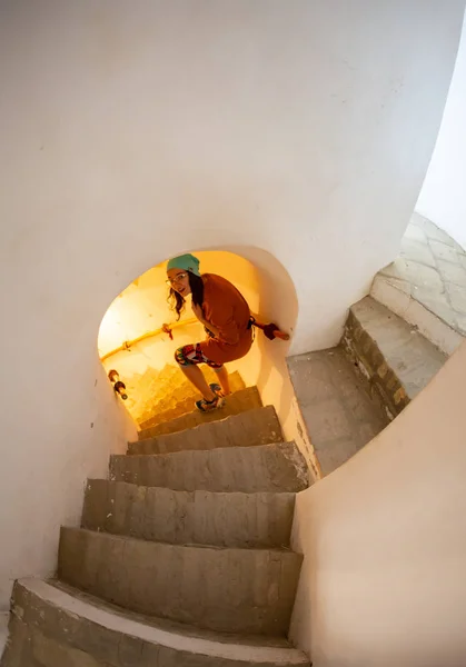 Yeni sırları keşfetmek merdivenlerden yukarı yürüyen genç kız — Stok fotoğraf