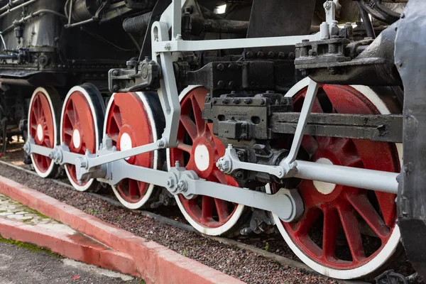 Starożytne Lokomotywy spalinowe. Retro lokomotywy.. Czarna lokomotywa. Zielona lokomotywa. Kolej i pociągi. — Zdjęcie stockowe