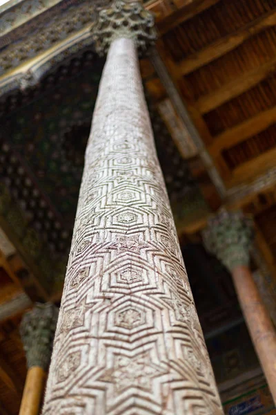 Elm tradicional esculpir colunas ornamentadas de madeira com kokands e teto. Os pilares de madeira suportam o telhado do iwan. Uzbequistão elementos nacionais tradicionais da arquitetura islâmica . — Fotografia de Stock